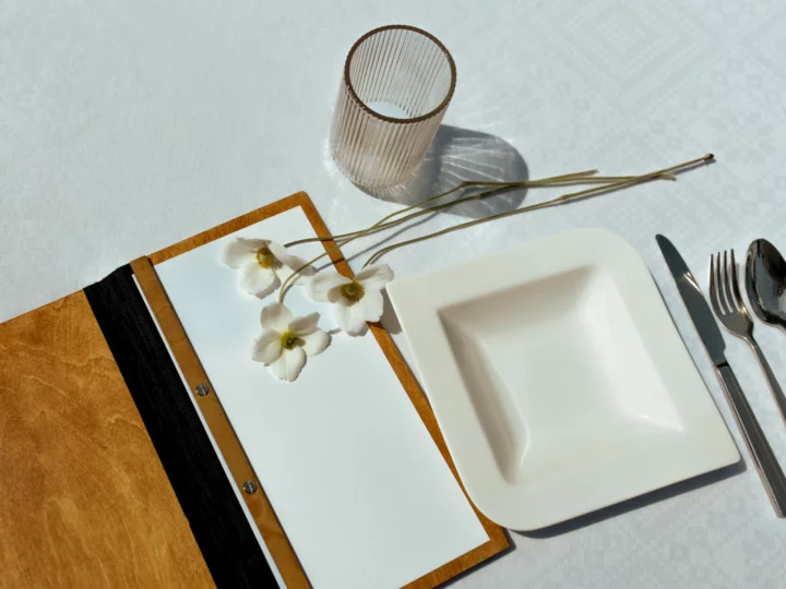 Drewniana okładka na menu na stole