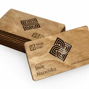 Drewniane wizytówki premium w kolorze orzecha z laserowo wygrawerowanym i wyciętym geometrycznym wzorem, logo, imieniem i danymi kontaktowymi – wizytówka oparta o stos, na białym tle.