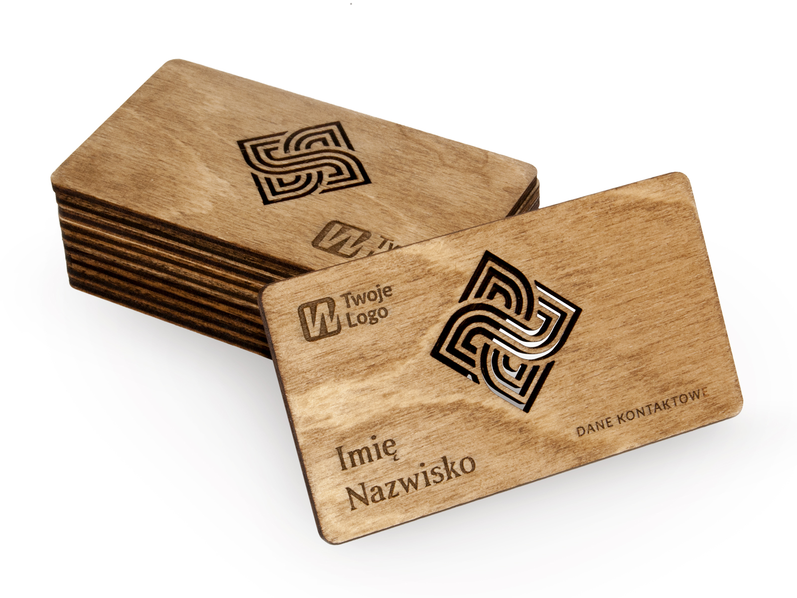 Drewniane wizytówki premium w kolorze orzecha z laserowo wygrawerowanym i wyciętym geometrycznym wzorem, logo, imieniem i danymi kontaktowymi – wizytówka oparta o stos, na białym tle.