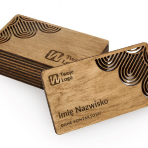 Drewniane wizytówki premium w kolorze orzecha z laserowo wyciętym dekoracyjnym wzorem łukowym w rogu, logo, imieniem i danymi kontaktowymi – wizytówka oparta o stos, na białym tle.