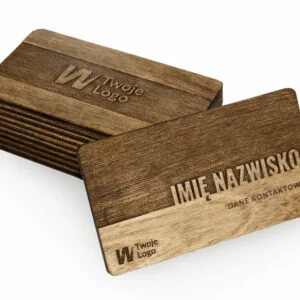 Drewniane wizytówki premium w kolorze orzecha z minimalistycznym wygrawerowanym laserowo wzorem – logo, imię i nazwisko oraz dane kontaktowe oddzielone poziomym pasem – wizytówka oparta o stos, na białym tle.