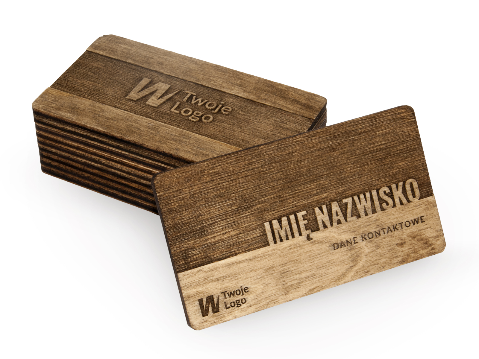 Drewniane wizytówki premium w kolorze orzecha z minimalistycznym wygrawerowanym laserowo wzorem – logo, imię i nazwisko oraz dane kontaktowe oddzielone poziomym pasem – wizytówka oparta o stos, na białym tle.
