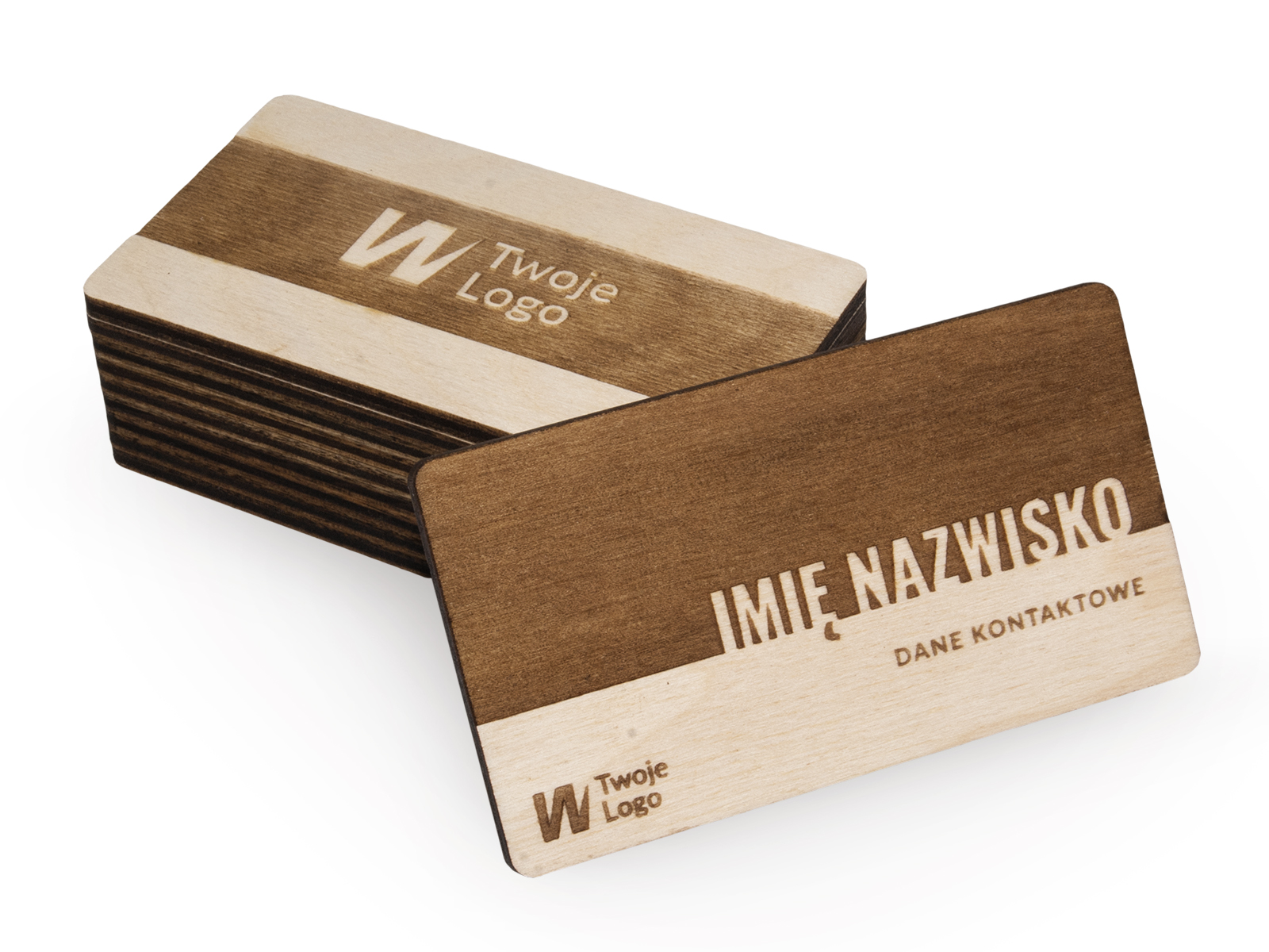 Drewniane wizytówki premium – widoczne warianty kolorystyczne: stos w jasnym drewnie naturalnym oraz wizytówka w kolorze orzecha z laserowo wygrawerowanym minimalistycznym wzorem, logo, imieniem, nazwiskiem i danymi kontaktowymi – na białym tle.