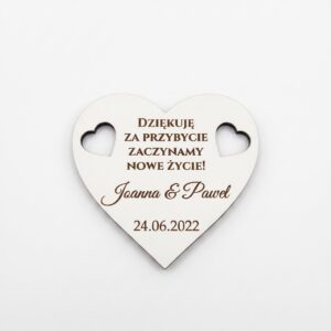 Magnes w kształcie serca z grawerowanym personalizowanym tekstem, imionami i datą – przykładowy wzór 1.