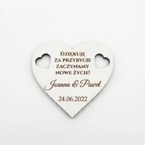 Magnes w kształcie serca z grawerowanym personalizowanym tekstem, imionami i datą – przykładowy wzór 1.