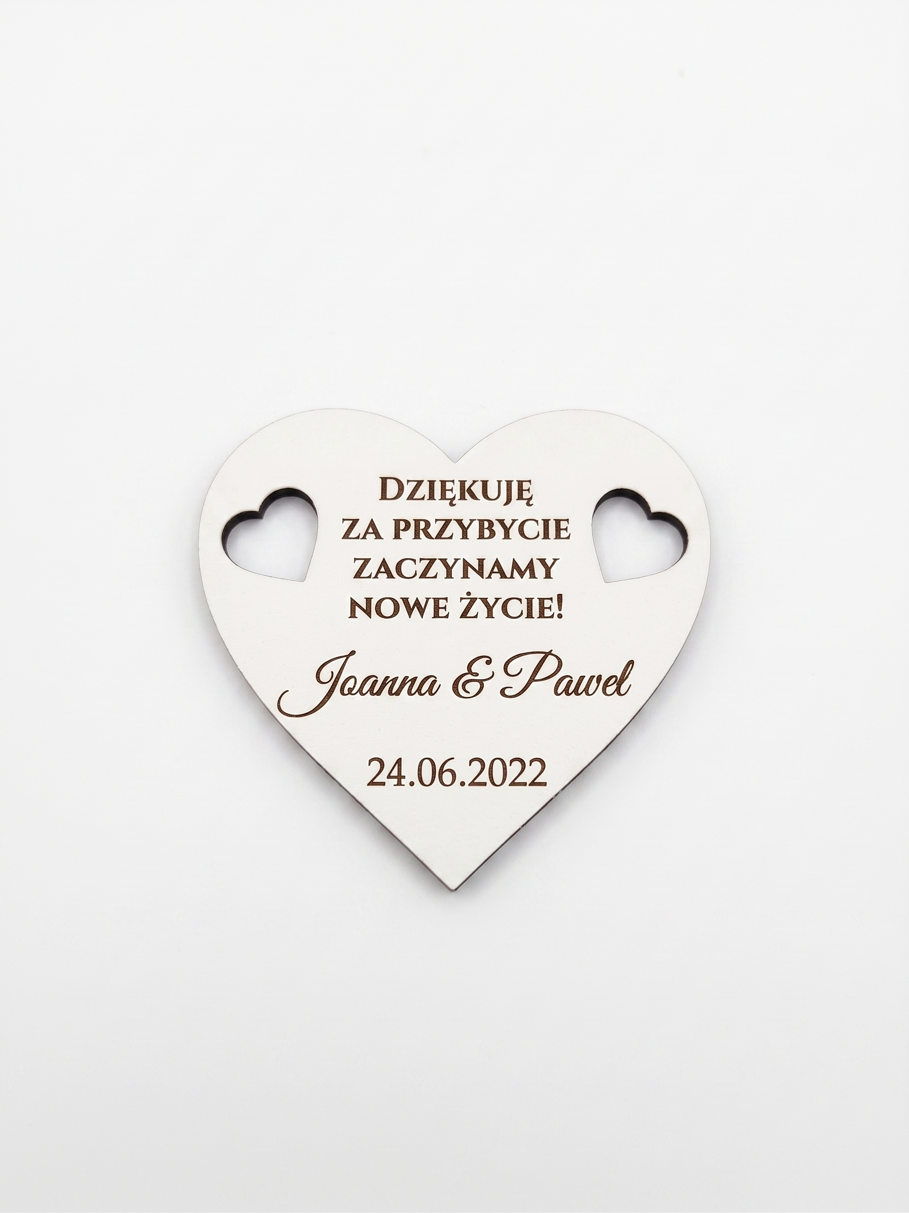 Magnes w kształcie serca z grawerowanym personalizowanym tekstem, imionami i datą – przykładowy wzór 1.