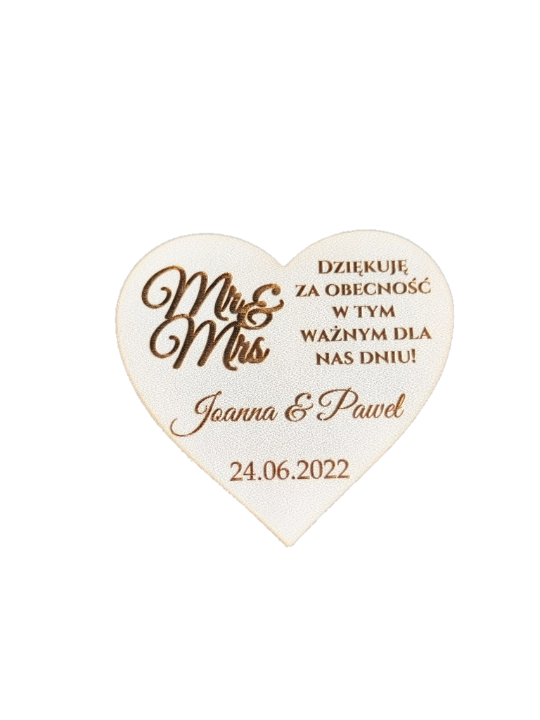 Magnes w kształcie serca z grawerowanym personalizowanym tekstem, imionami i datą – przykładowy wzór 10.