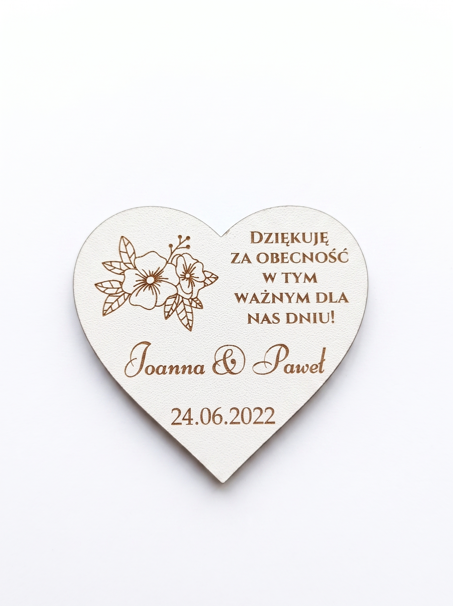 Magnes w kształcie serca z grawerowanym personalizowanym tekstem, imionami i datą – przykładowy wzór 12.