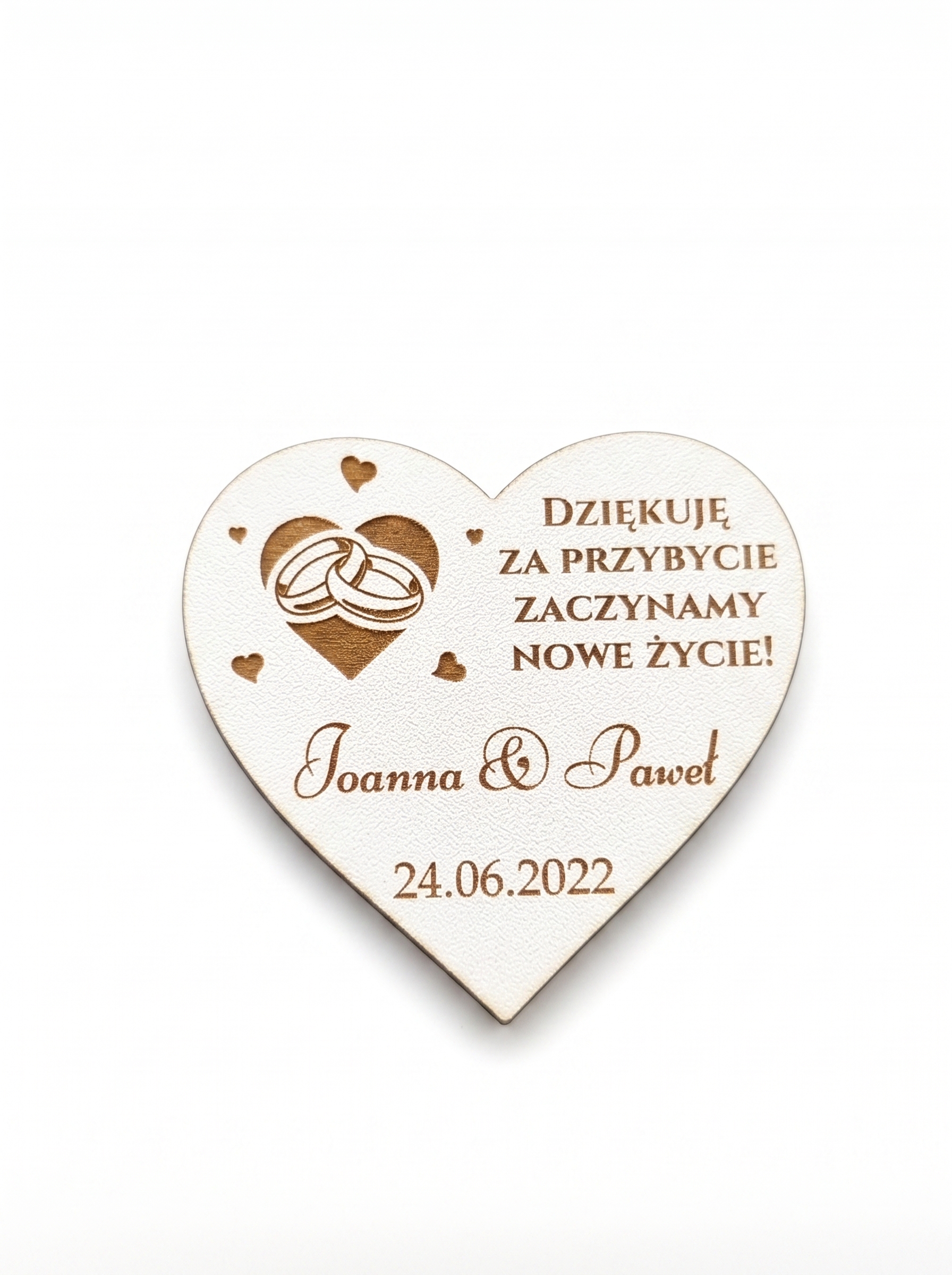 Magnes w kształcie serca z grawerowanym personalizowanym tekstem, imionami i datą – przykładowy wzór 14.