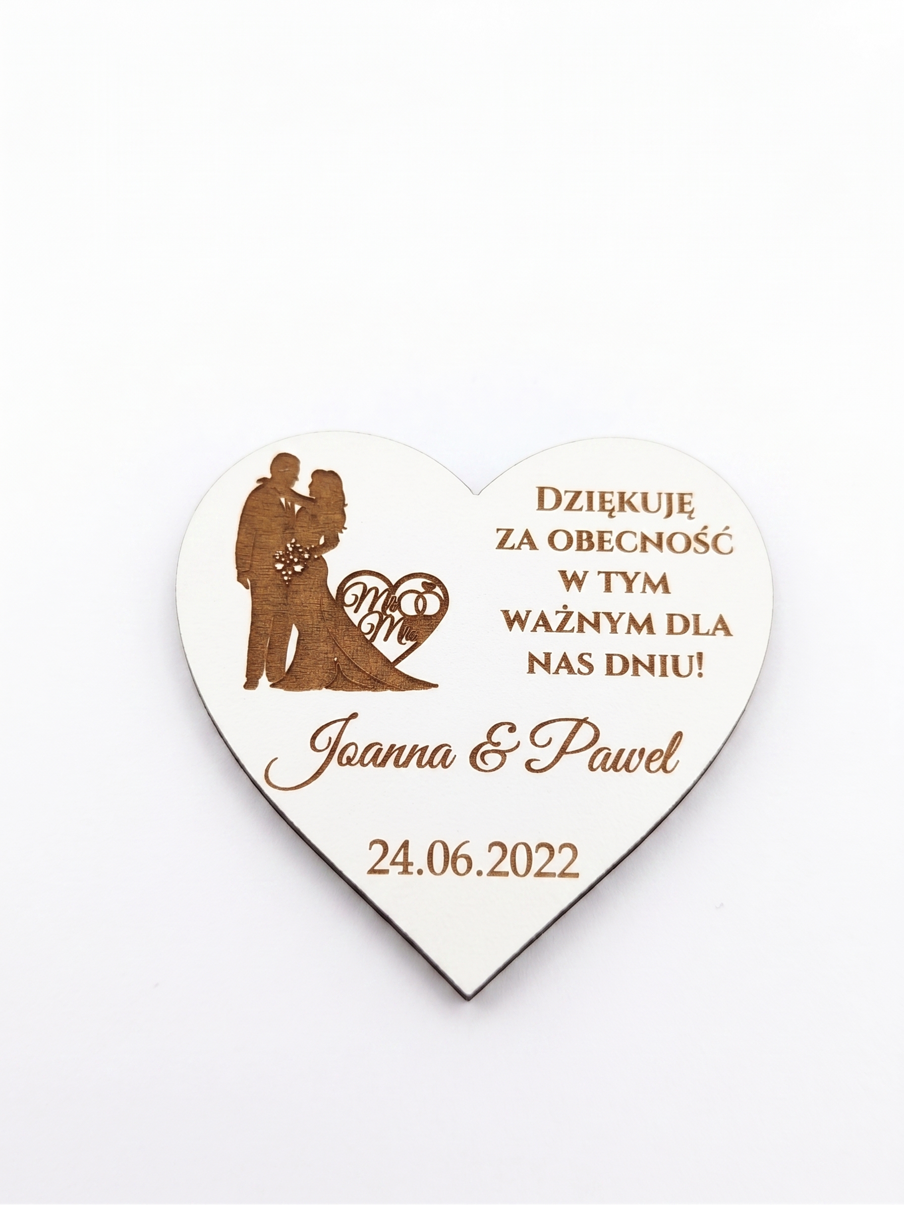 Magnes w kształcie serca z grawerowanym personalizowanym tekstem, imionami i datą – przykładowy wzór 15.
