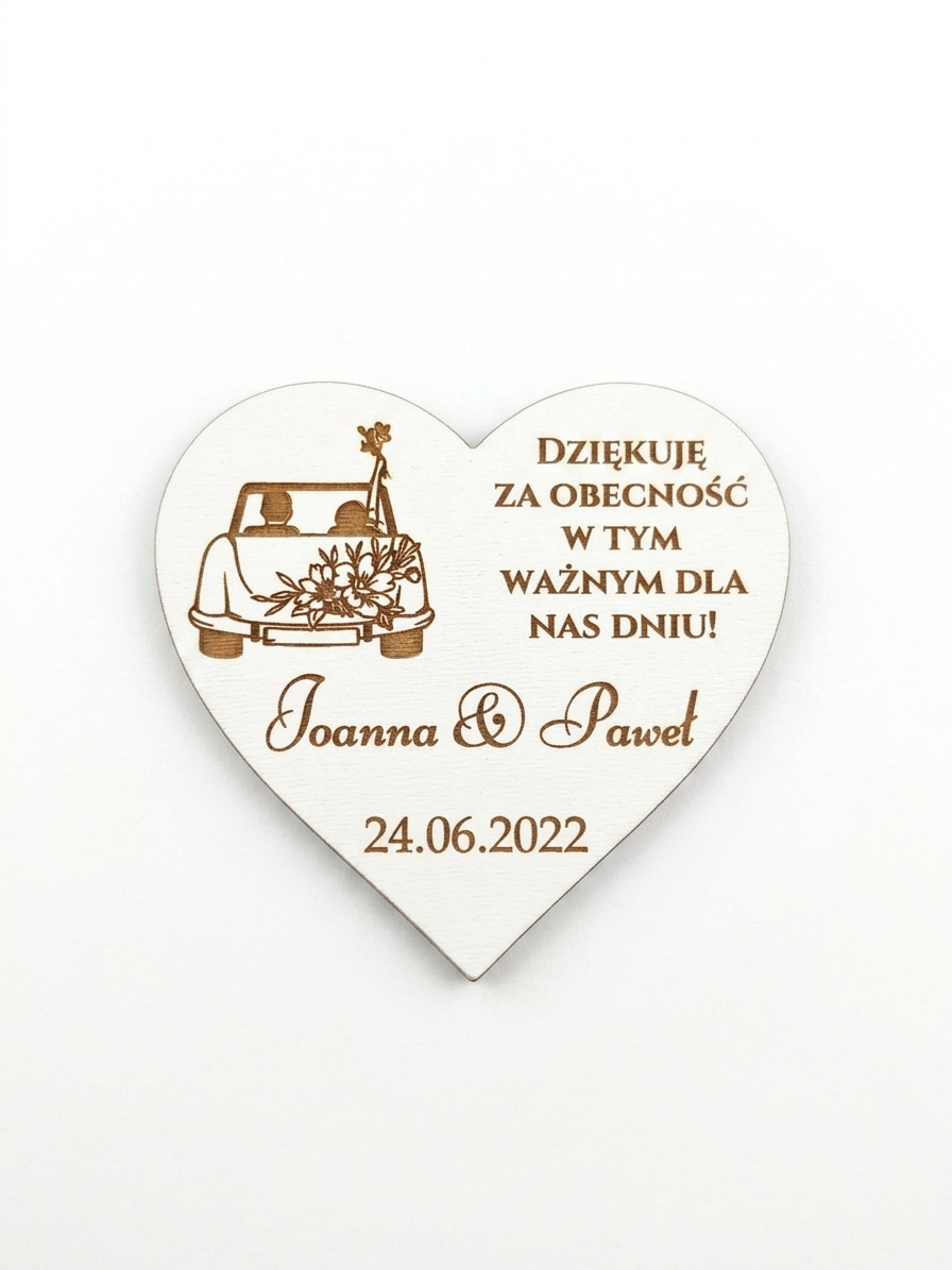 Magnes w kształcie serca z grawerowanym personalizowanym tekstem, imionami i datą – przykładowy wzór 18.