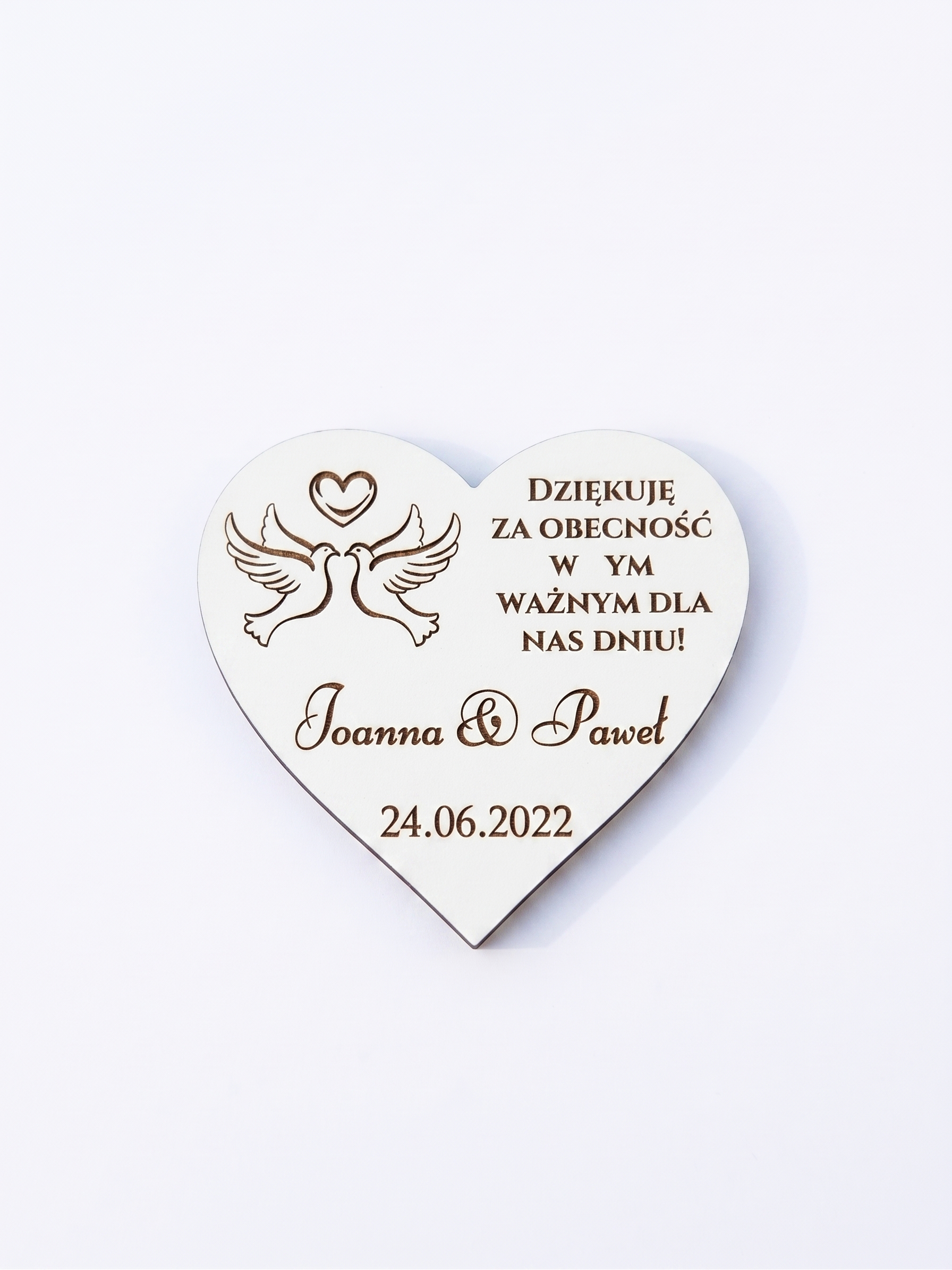 Magnes w kształcie serca z grawerowanym personalizowanym tekstem, imionami i datą – przykładowy wzór 2.