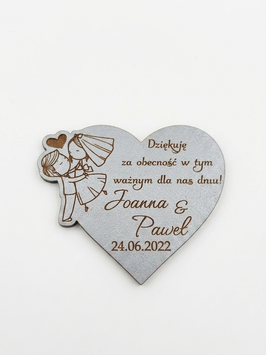 Magnes w kształcie serca z grawerowanym personalizowanym tekstem, imionami i datą – przykładowy wzór 20.