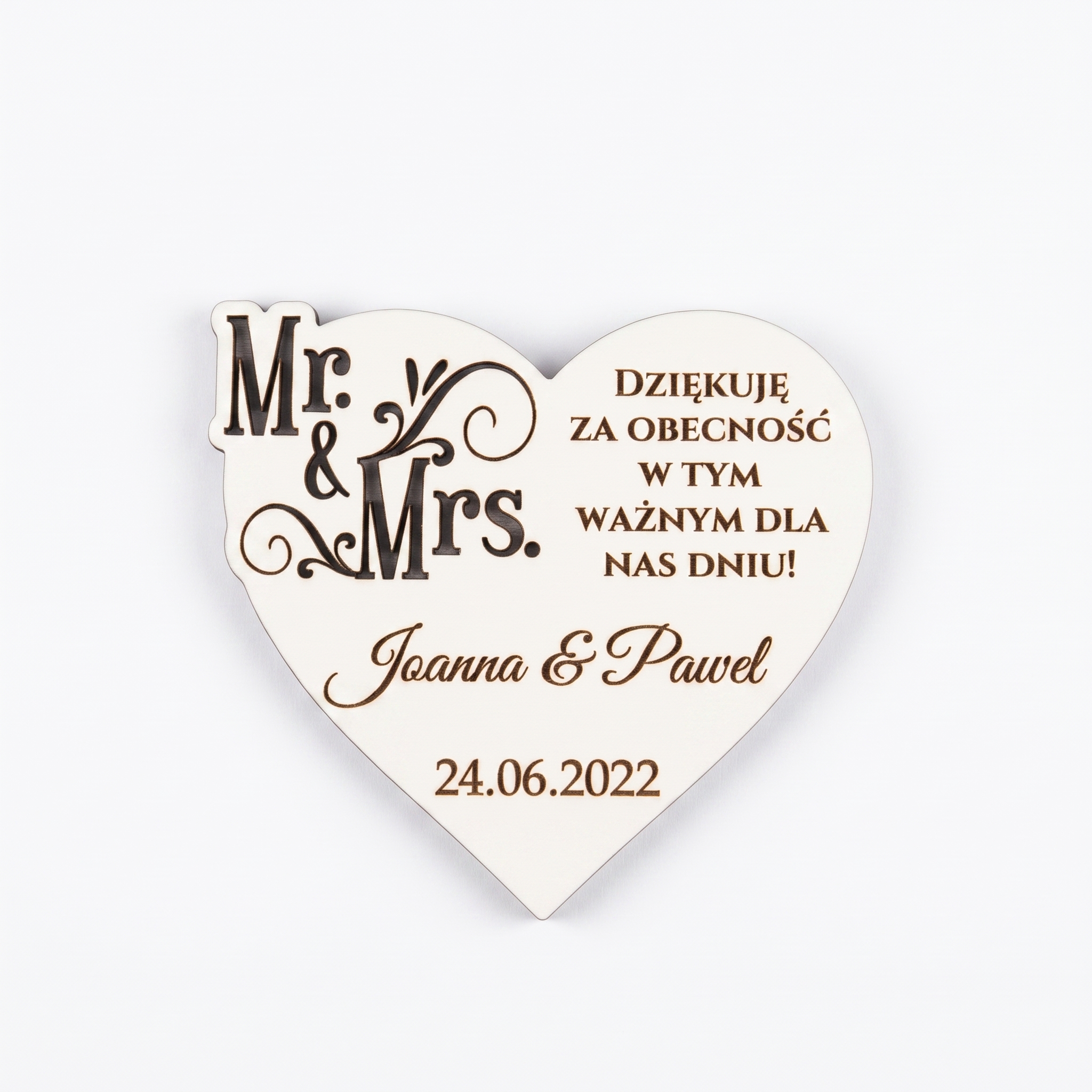 Magnes w kształcie serca z grawerowanym personalizowanym tekstem, imionami i datą – przykładowy wzór 24.