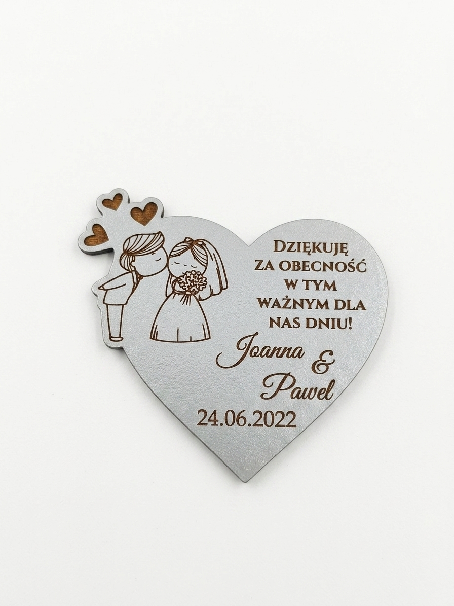 Magnes w kształcie serca z grawerowanym personalizowanym tekstem, imionami i datą – przykładowy wzór 25.