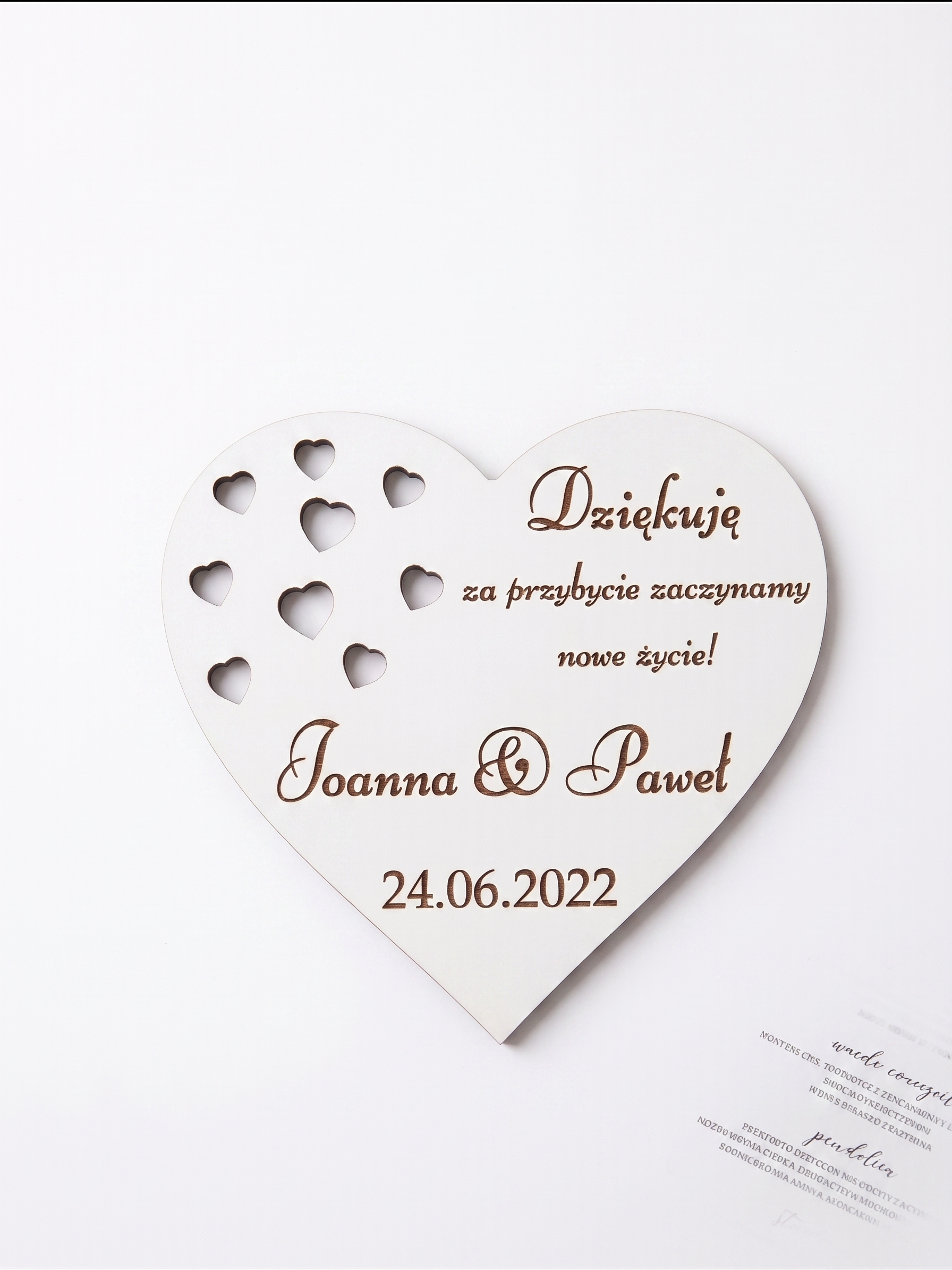 Magnes w kształcie serca z grawerowanym personalizowanym tekstem, imionami i datą – przykładowy wzór 5.
