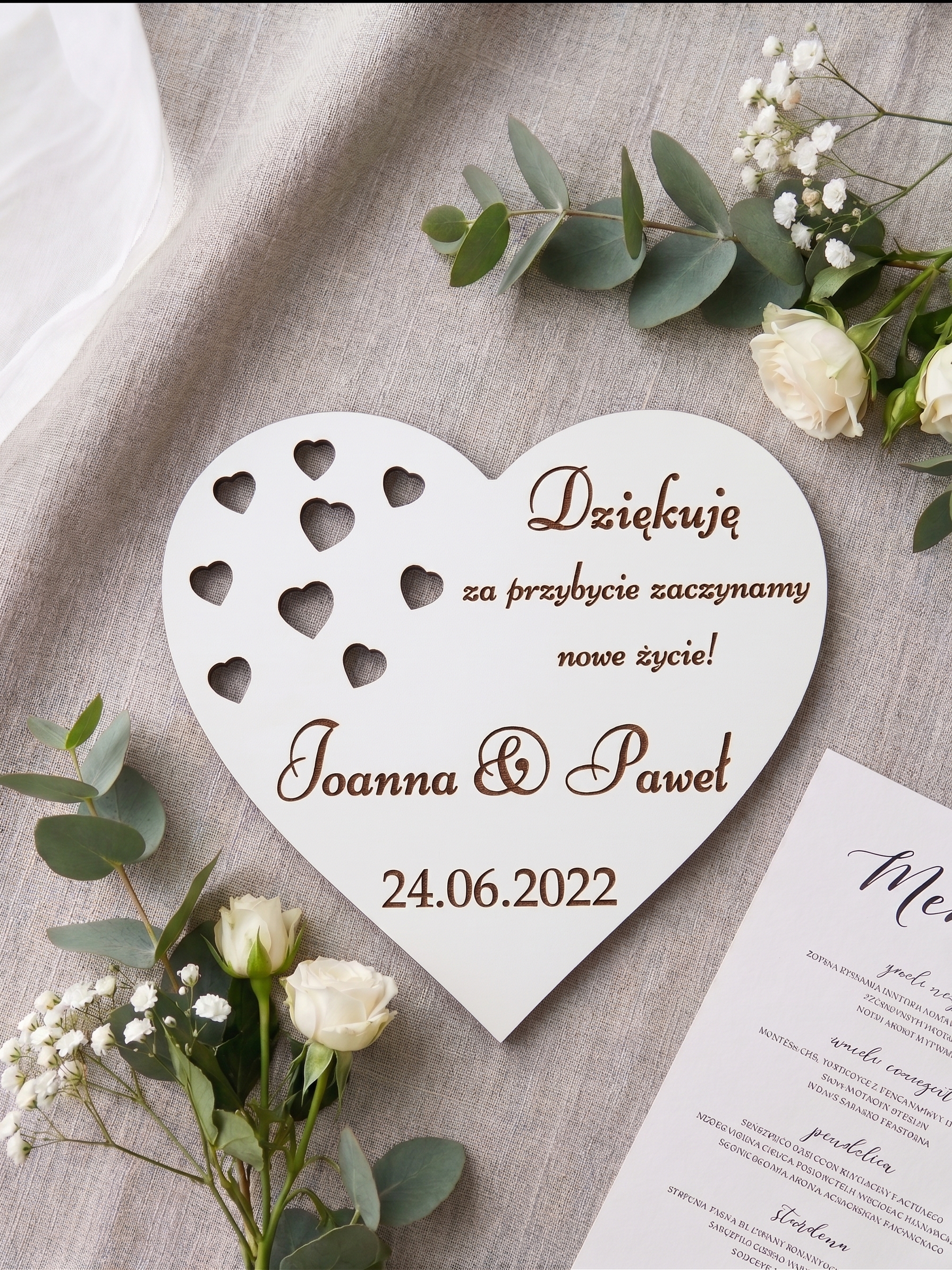Magnes pamiątkowy w kształcie serca z imionami w eleganckiej aranżacji stołu weselnego – wzór 5.