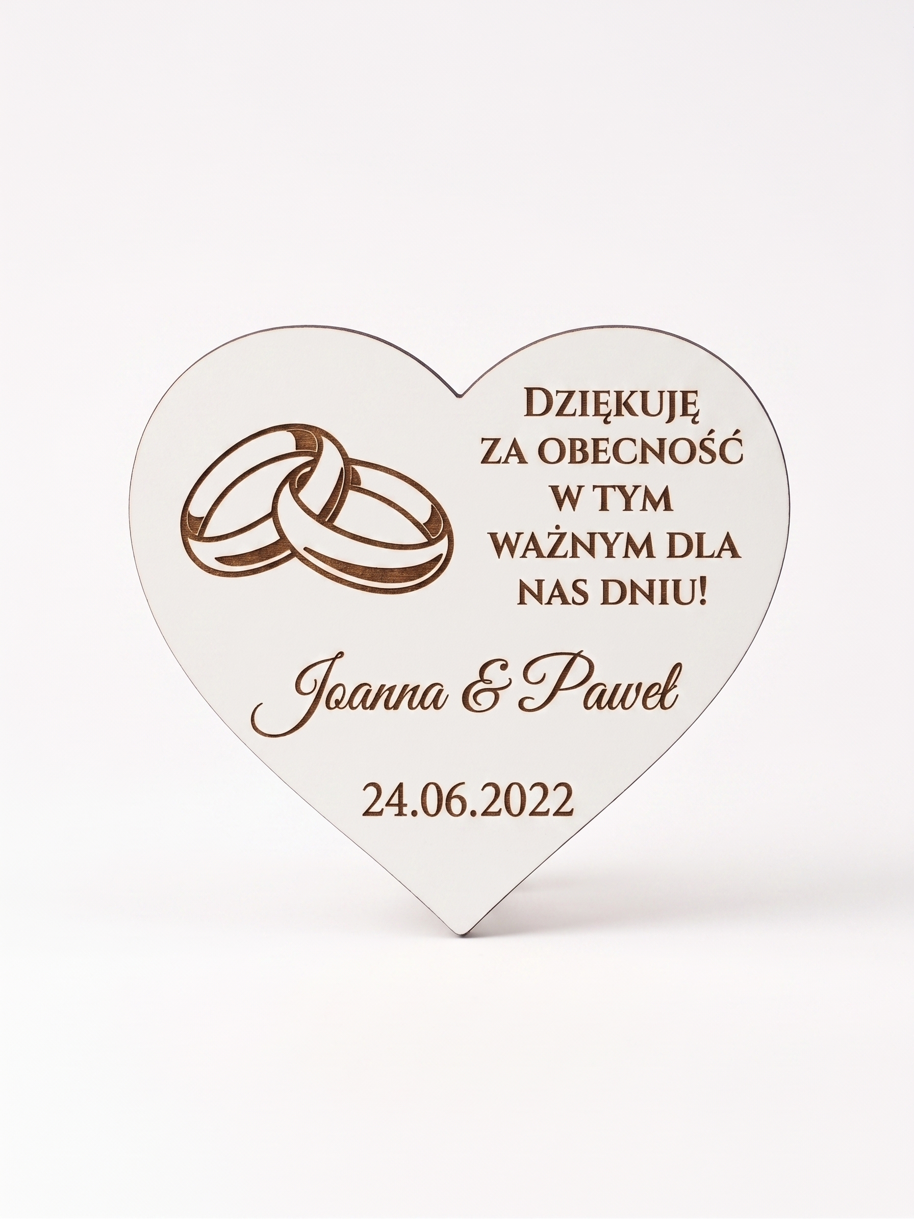 Magnes w kształcie serca z grawerowanym personalizowanym tekstem, imionami i datą – przykładowy wzór 6.