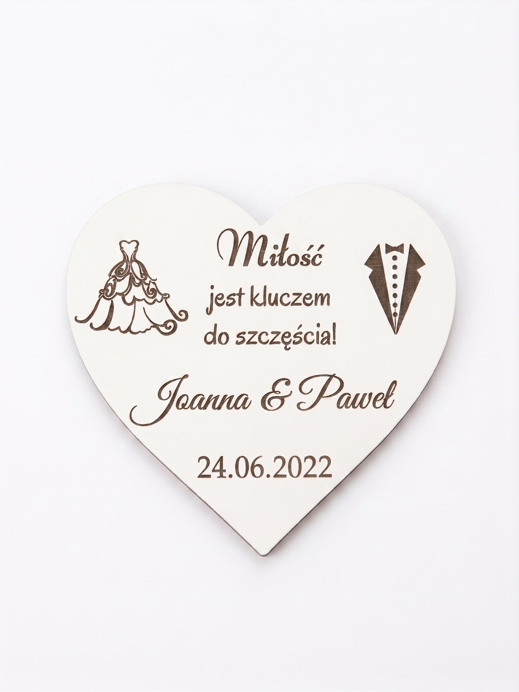 Magnes w kształcie serca z grawerowanym personalizowanym tekstem, imionami i datą – przykładowy wzór 7.