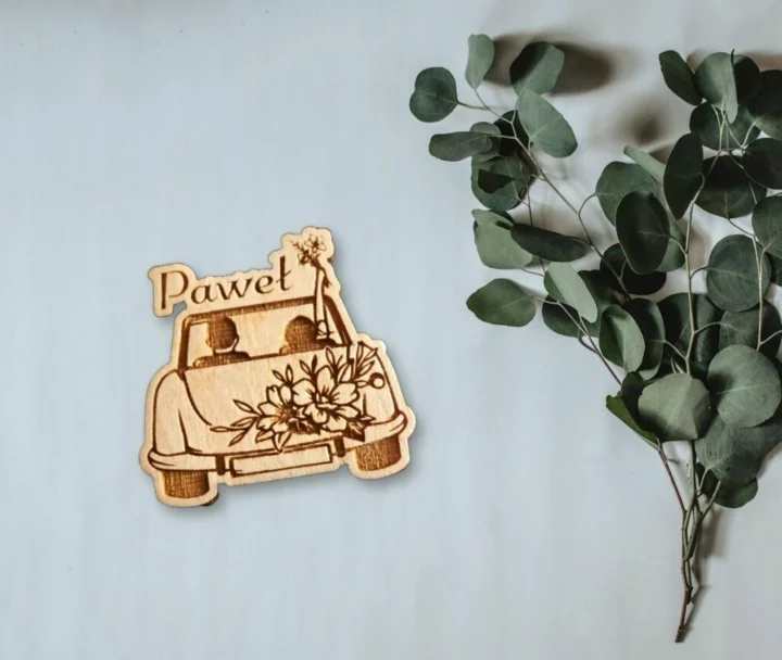 Personalizowana przypinka z drewna